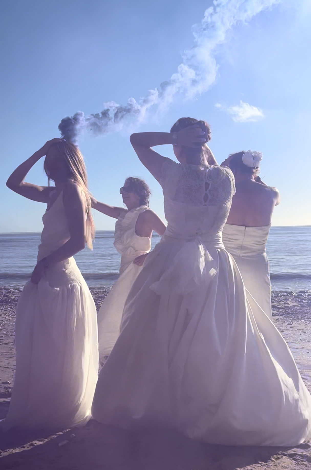 Mariée descendant un escalier au soleil.