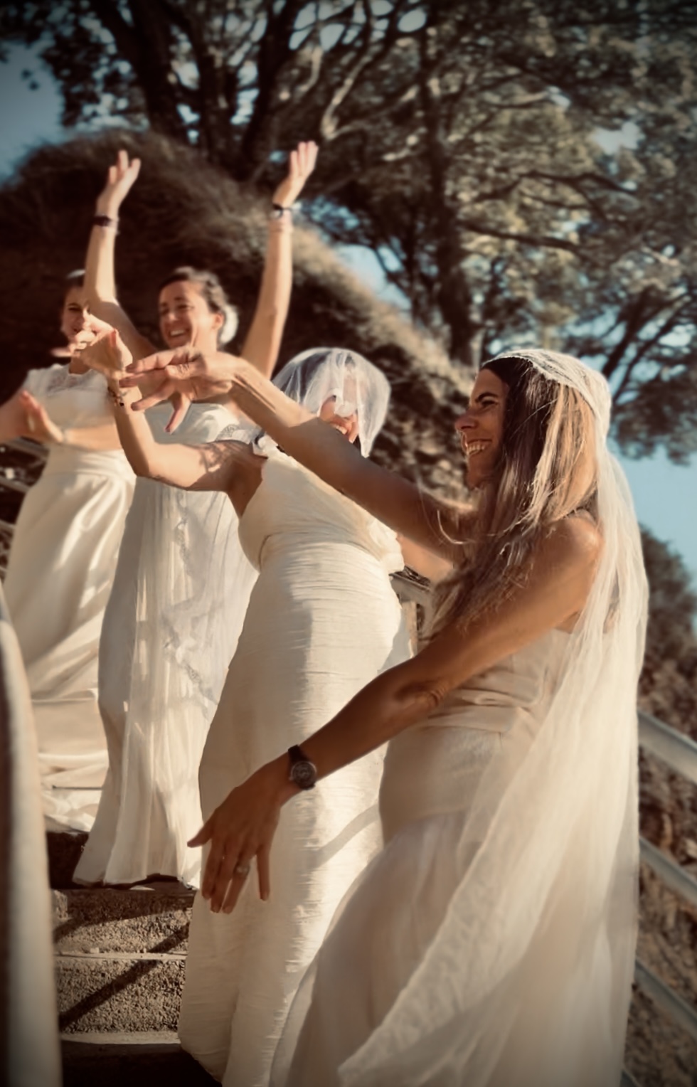 Deux participantes dans l'eau, ballons à la main.