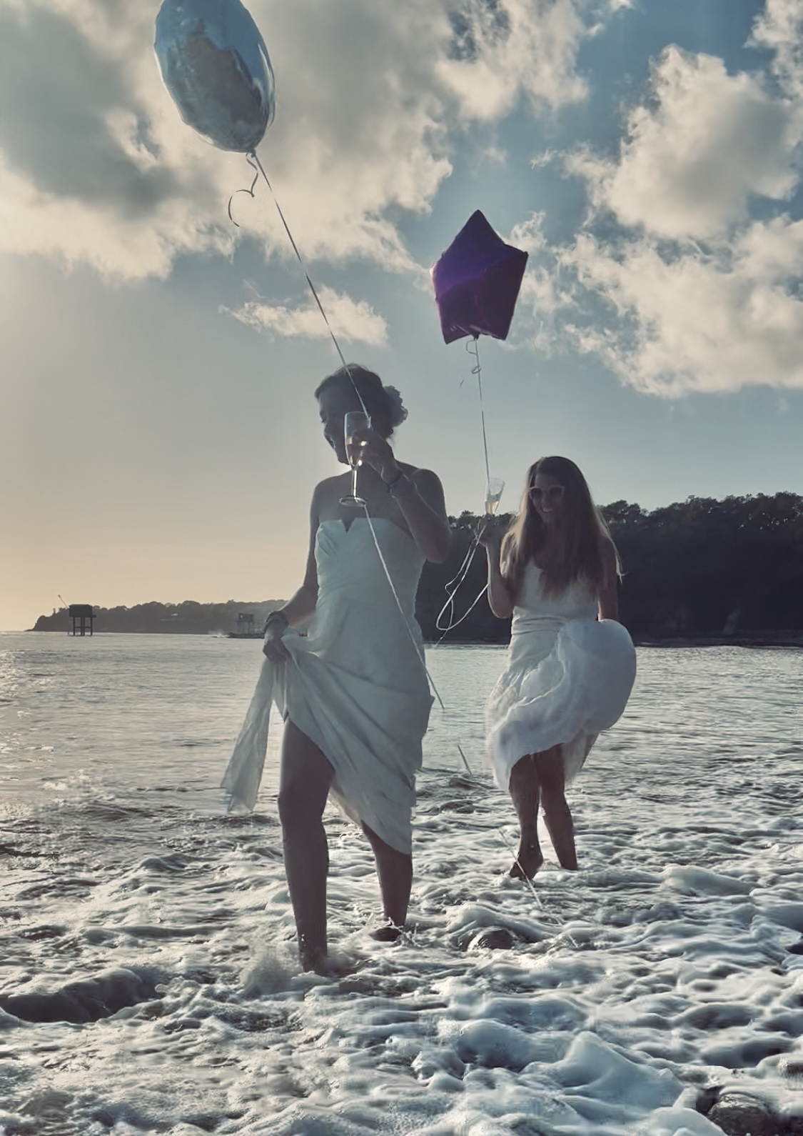 Groupe sur la plage avec un fumigène violet.